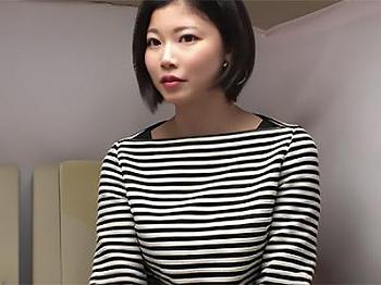 〖素人×素人ナンパ〗陶磁器のような肌の麗しき妻との背徳のひととき！大胆な挑発がもたらす興奮と至福彼女の全てを手中に収める