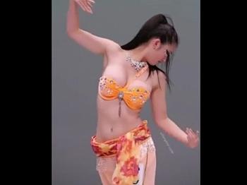 ダンサー 乳首ちら 