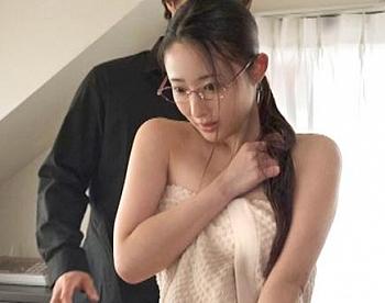 ＜人妻NTR＞清楚で真面目な押しに弱い美熟女が近所の男にマッサージからのチ〇ポ突っ込まれNTR不倫セックスでイキまくる