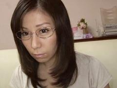 生真面目奥さんは隠れ巨乳 