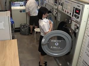 安い コインランドリーで女が突然服を脱ぎだした