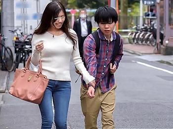 『ごめん！おばさんが何とかするから！』水泳の練習で連れて行ったプールで勃起してしまった甥っ子に焦った叔母は…