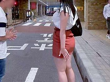 【夜の路上でナンパ】大きいオッパイの背が高いシロウト女子が脇見せプレー脇舐めされ騎乗位ハメで結合するエッチ動画！