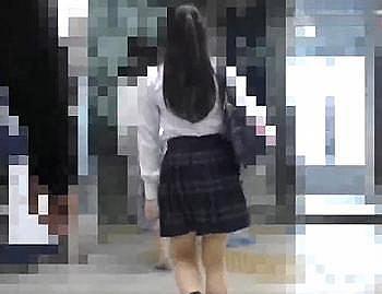 67711ad410224 - ＜電車痴漢&times;女子校生＞身長140cmのJKが電車内で痴漢に遭い公衆ト○レで羞恥の全裸プレイに恥ずかしさと快感に戸惑いなが