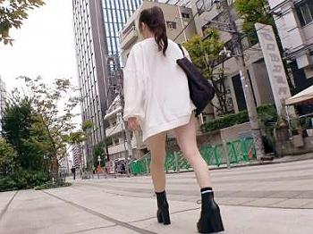 ビチャビチャ潮吹きお漏らしプレーやイキ潮あり連続イキセックスしてエッチに乱れちゃう色白ツルマン20歳の失禁娘！