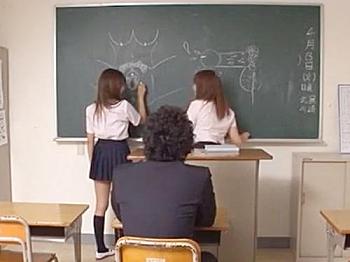 ◇エロドラマ・学園もの｜ビッチJK娘・3pセックス◇男性教師の前で、いきなり黒板にチンポとマンコの絵を描く2人の女子生徒