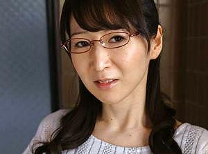 生真面目奥さんは隠れ巨乳 