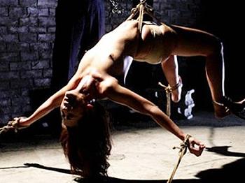 熟女緊縛奴隷吊り責め画像 逆さまに女が吊られているなんて非現実でいいですよね - 裸裸と縛縛
