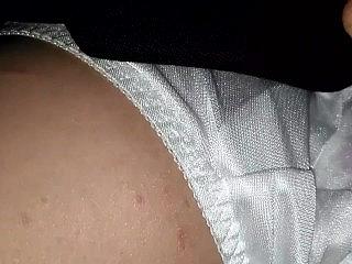 人妻のパンティー接写 