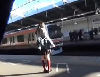 駅で見つけた高校生に痴漢しながら盗撮！♡♡なエッチな動画