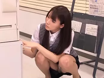 【早乙女ルイ】会社でパンチラを連発するOLがそれを見ていた男性社員に「私のパンツ見て勃起したんですか？」とフェラを始める