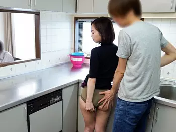 【友達の母】初恋の相手の幼馴染のお母さんと再会して理性崩壊！エロ美熟女が若者の絶倫チンポとの中出しセックスで寝取られ堕ち