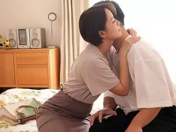 【人妻熟女】ショートヘア似合う美熟女奥様が居酒屋で若者と出会って&hellip;旦那と仲違いしていた美女が青年に惹かれて不倫墜ち