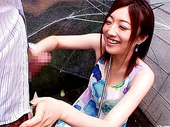 【バキュームフェラ&times;野外】「もう固くなってる&hearts;」雨の野外で勃起チンコを厭らしい音立てて濃厚フェラチオするビッチ女ｗ