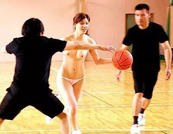 【星井笑】体育館でバスケの練習中に下半身がムラムラした男に囲まれ全裸プレイでチンポを咥える！