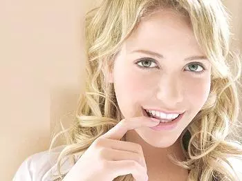 ＜金髪美女＞レイプ懇願するドM痴女な童顔外国人！スーツ着衣のメガネOLに扮し羞恥MAXの無理やり輪姦凌辱！＜白人強姦＞