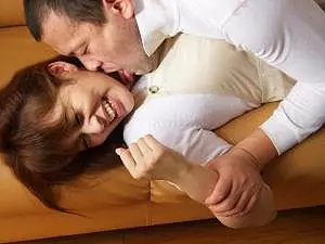 【人妻レイプ】「うう&hellip;うう&hellip;」夫のうめき声を聞きながら襲われ始めた妻！怖いのに、嫌なのに、アソコだけは馬鹿正直で&hellip;