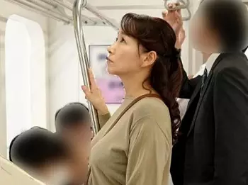 【痴漢レイプ】逃げ場ない車内の屈辱体験でイカされ続ける五十路お母さん&hellip;快感に墜ちてしまったエロ美魔女おばさんに生中出し！