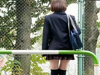 【逆痴漢】「あたしのニーハイじろじろ見てたよね♡」美巨乳痴女JKさん美脚絶対領域でM男誘惑 連続射精フェラ抜き逆レイプ♡