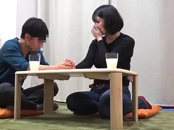 『えっ&hellip;本気じゃないですょね&hellip;』同じ幼〇園に通う近所のママ友が父子家庭のイケメンパパを心配して世話焼いてたら迫られ断れず