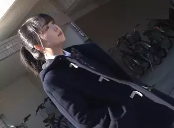 学校帰りの大人しそうなJKを集団浣腸アクメ痴漢！経験したこともない恥辱に耐えるも&hellip;我慢の限界！！