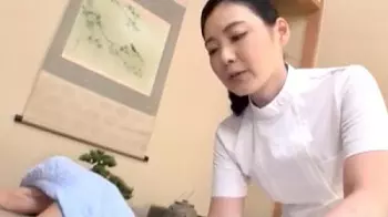 【按摩師】だんだんおっきくなって、硬いですね♡おばちゃんに勃起チンポ見せてシゴいてもらい、うずく股間を触って潮吹き性交