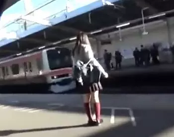 可愛い美少女JKに痴漢！必死に我慢するウブ少女！最高にエッチな動画