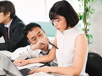 ＜集団レイプ＞執拗な乳首セクハラで理性崩壊！変態上司の奴隷になったエロ貧乳なメガネOLを羞恥な輪姦強姦で肉便器に調教！