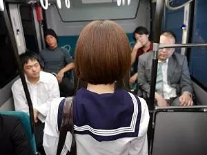 《バス痴漢》JKロリをバスの中で立ちバック『バック中出し&rArr;激しい手マン。。。』パイパンおま〇こからピュピューとお漏らし！