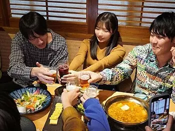 【集団レイプ】新入生の女子大生が初めて参加したサークル飲み会で輪姦乱交！映像で脅迫されて拒めずに言いなり性処理ペット調教