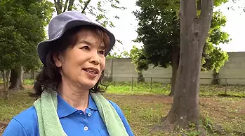 熟女ナンパ　71歳･孫がいる未亡人　彼氏が中折れで欲求不満マ●コに中出し精子がポタポタ垂れる！（31分54秒）