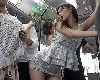 ＜誘惑　痴女＞後ろに立つ男にお尻を押し付け物を出して手コキにフェラする
