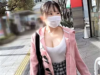 【素人ナンパ】谷間ぱっかーんミニスカ女子大生がパイズリ＆フェラ&hellip;ピザ屋でバイトする美巨乳ロリ美少女JDにインタビュー