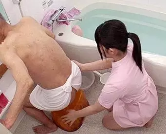 上原亜衣が様々なオシゴトにチャレンジ！介護はエッチィ！