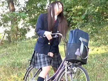 【JKレイプ】女子校生の自転車の座席に媚薬塗って&hellip;家に帰るまで我慢出来ず同級生に隠れてマンズリをしちゃうロリ制服女子高生