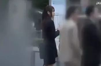 《狙われた制服OL・バス痴漢》敏感部分を何度も刺激され発情した美女。チンポをフェラしてゴムなしチンポを膣内に・・・