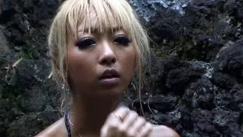 【泉麻那】勃起チ○ポに気付いた彼女は彼氏との会話も上の空！チ○ポを挿入すれば拒みながらも腰を振り、クリをいじってイキたが
