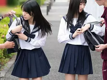 【お膣恩返し双子姉妹】「ぃぃぃぉ&hellip;おじさんクンニして&hellip;！」ヤンキーから救出した制服JKがオヤジに馬乗り奉仕する情事www