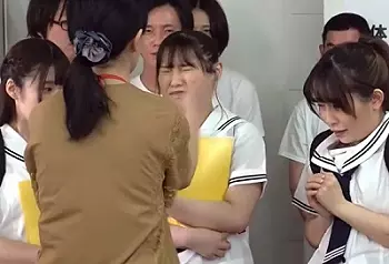 【強制全裸】『さっさと脱ぎなさい&hellip;バシンッ！』とある高校で男女混合で実施された新入生発育健康診断