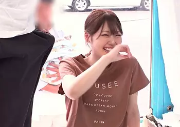 【人妻ナンパ】「ちょっと//近い//」でかいおちんちんを間近で見せられてエロティックハートに火がついてしまう奥さん浮気の画像