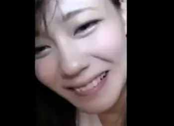 【スマホ撮影&times;個人流出】縞パンツを履いたアイドル級に可愛い彼女が彼氏のデカチンをしゃぶる姿を撮影！フェラ抜き&times;ごっくん！