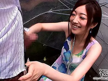 《口内射精》豪雨の野外で興奮した男根を下品な音色と共に情熱的な口戯で満足させる淫らな美女ｗｗｗ