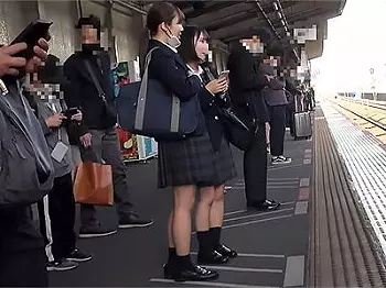 【痴漢&times;女子高生】強制的な痴漢体験から始まりレズキスや潮吹きを経験しJKの性への探求心が爆発！