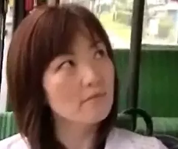 『ヘンリー塚本作品』「勃起しているわね。ここでマラ出しなさい。」公共の場で男の竿をシコる淫乱熟女。