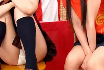 パンチラで小悪魔誘惑！アイドル級可愛いスレンダー美乳ロリ美少女JKが淫語囁き手コキでM男をイジメちゃう♡