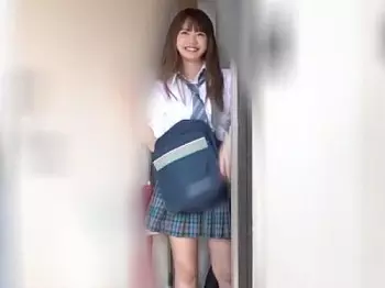 "誰も居ないから入って!!"可愛いイマドキJKの自宅に訪問してウブで未成熟なロリマンに大人チンポ挿入しちゃう