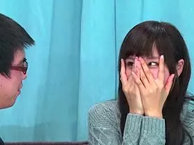 ＜素人＞反応が可愛すぎ！元気のいい童貞くんに赤面するスレンダーOLももかさん！マジックミラー号