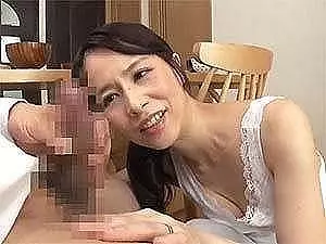 勃起したままだと苦しむ息子のオ〇ンチンを溢れる母性で包み込んでお口で慰め口内射精する熟女ママ