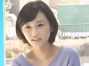 股間をスリスリする素人の女の子に強引に肉棒をぶち込み中出ししちゃってるオッサンｗ
