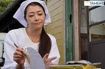 【シングルマザー&times;美巨乳】七輪で秋刀魚を焼く姿が綺麗な定食屋で働くシングルマザーと若者が熱い恋をする！
